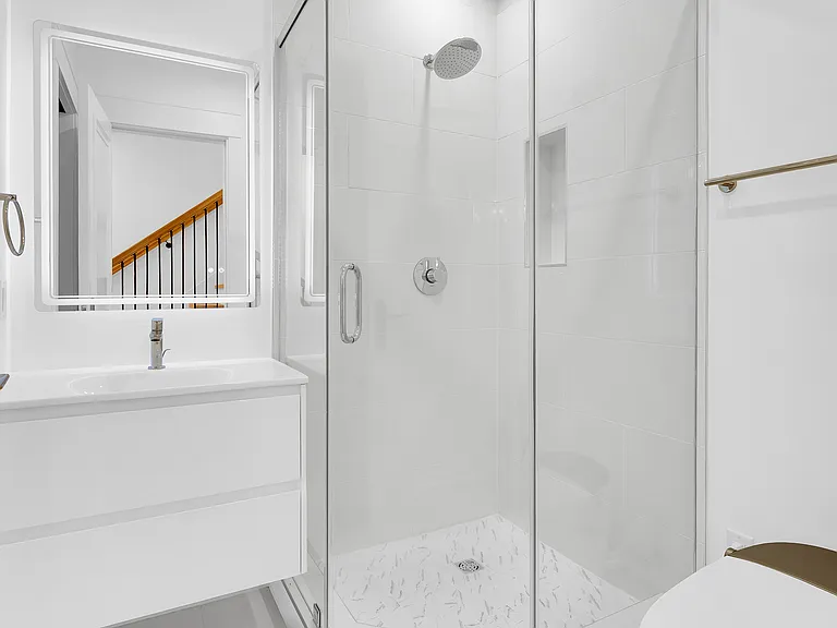Downstairs bedroom's bathroom