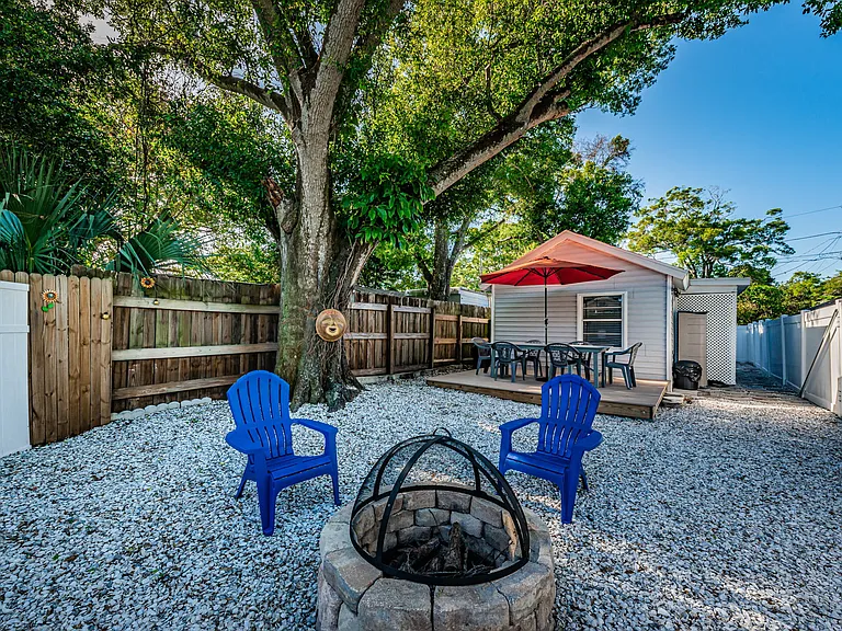 918 Hawkins St — Photo 3