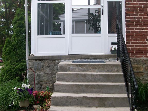 front steps up to the porch 