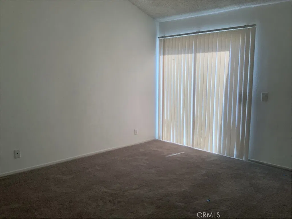 3 bed, 1320 sqft, $3,079 — Photo 4