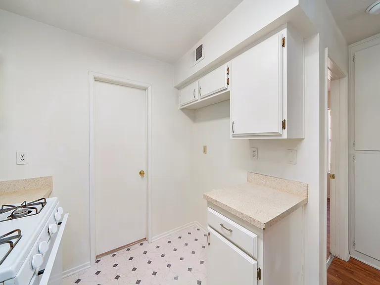 220 W Truslow Ave — Photo 22