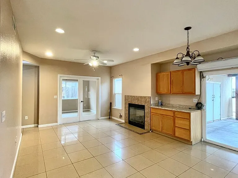 425 San Fernando St — Photo 3
