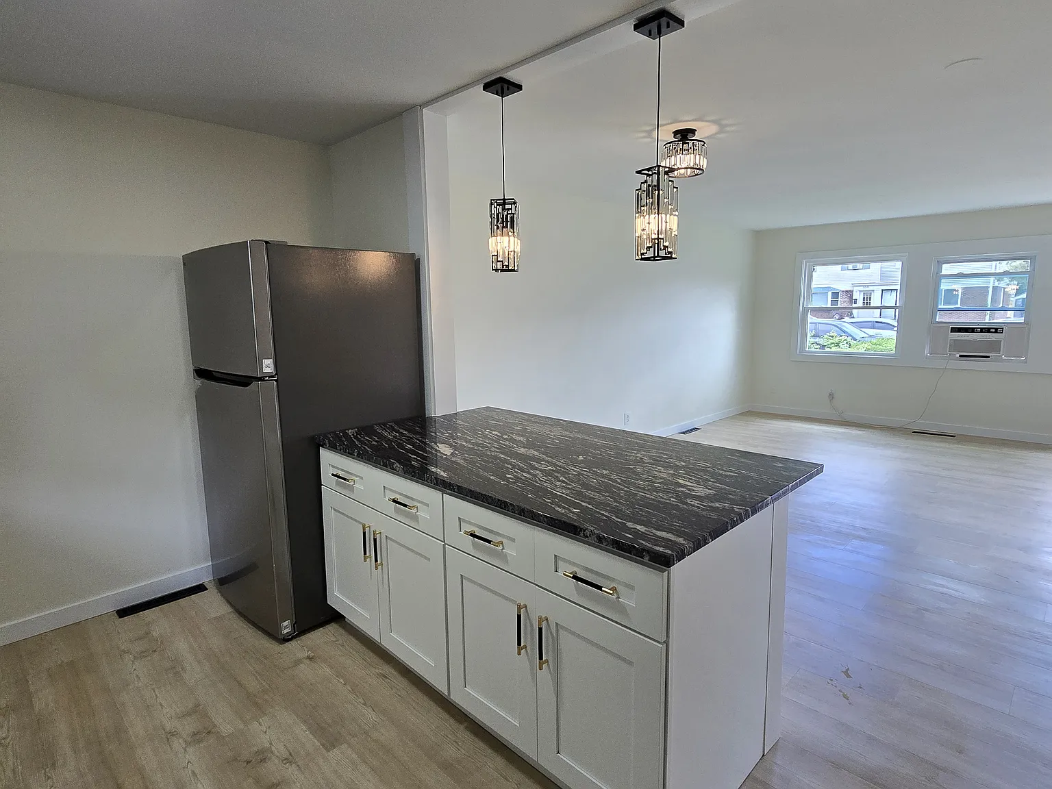 3 bed, 1.5 bath, 1200 sqft, $2,449 — Photo 4