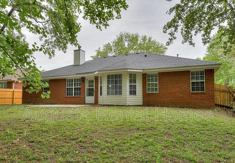 690 Monroe St — Photo 30