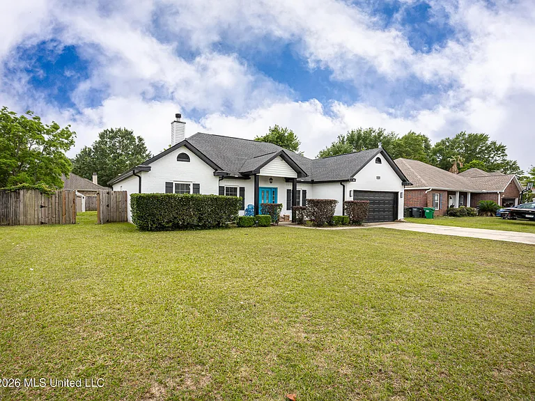 15208 Lisa Dr — Photo 3