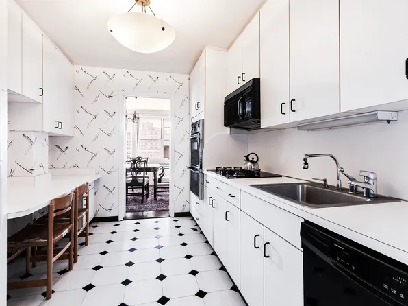 3935 Blackstone Avenue image 8 of 17