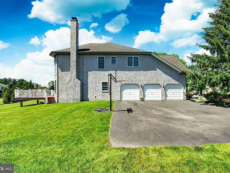 212 Prescott Dr — Photo 3