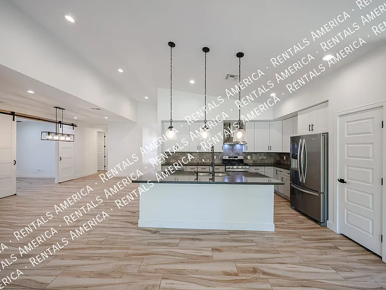 2418 E Amelia Ave — Photo 9