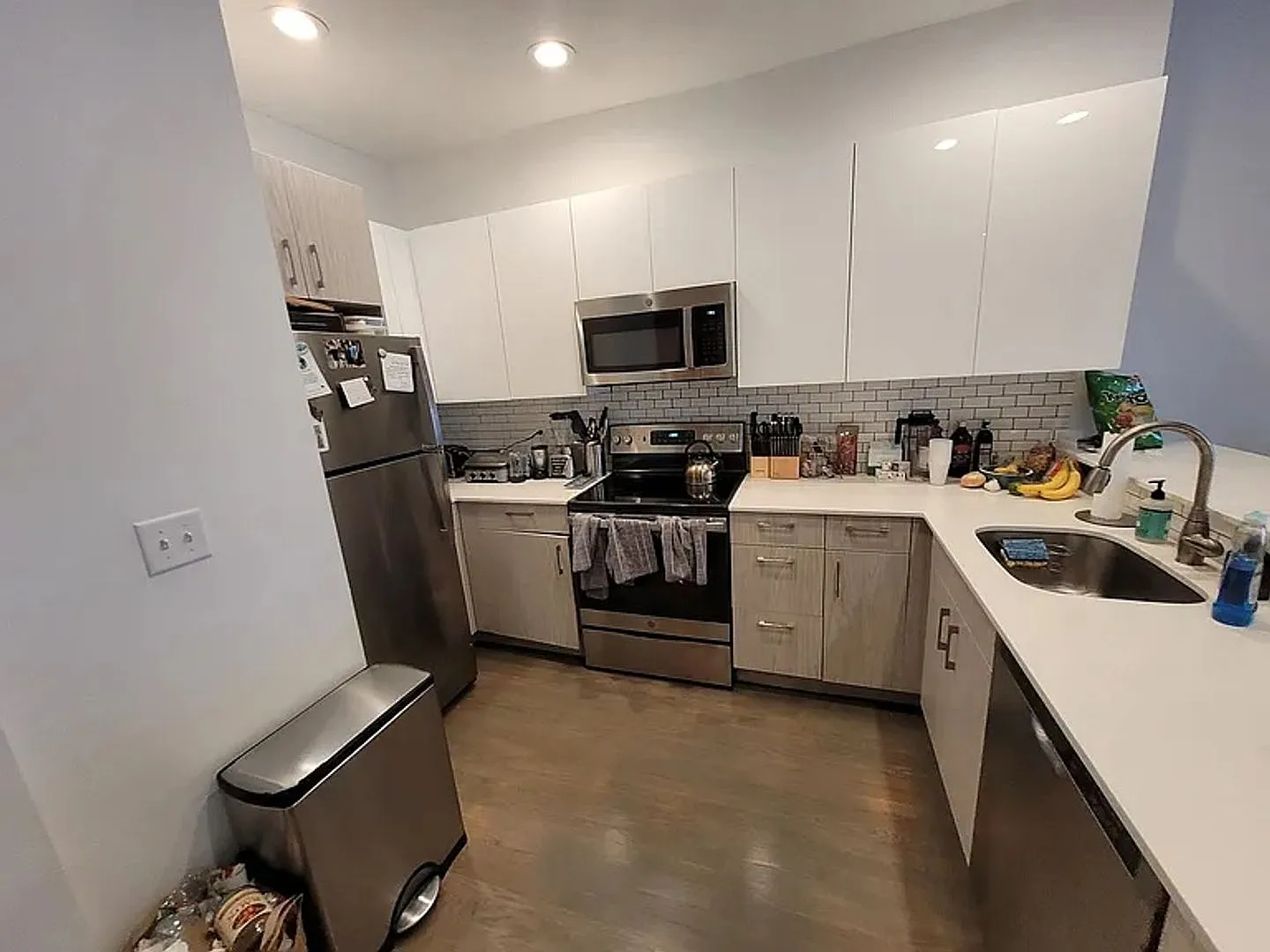 Large Unit on Coolidge Corner, Private Porch, In Unit Washer and Dryer, No Brokers Fee — Photo 3