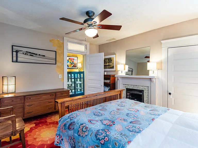 Bedroom 1:
+Queen bed
+43" TV
+Non-functioning fireplace
+Fan / AC
+Closet + Dresser