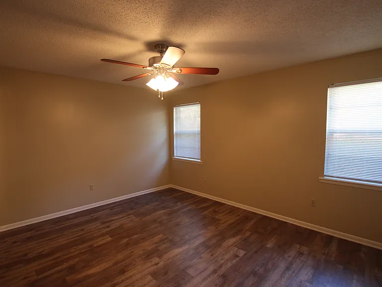 800 Rhodes Dr — Photo 19