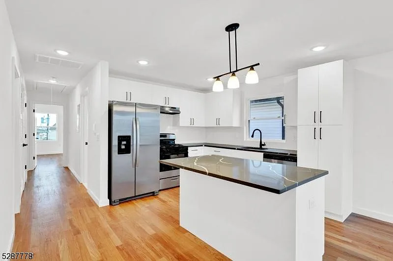 5 bed, 3000 sqft, $4,500 — Photo 4