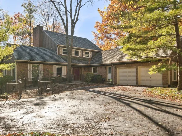 205 Bradford Ct, Lake Bluff, IL 60044