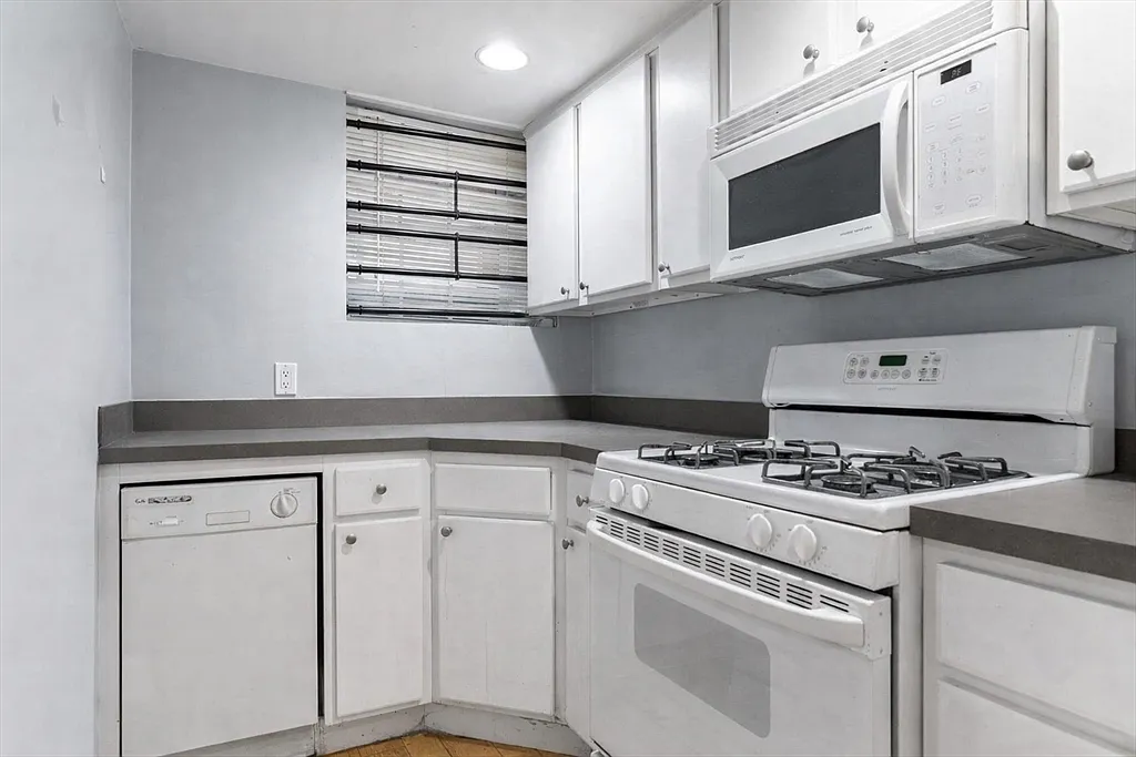 Studio, 1.0 bath, 350 sqft, $2,500 — Photo 3