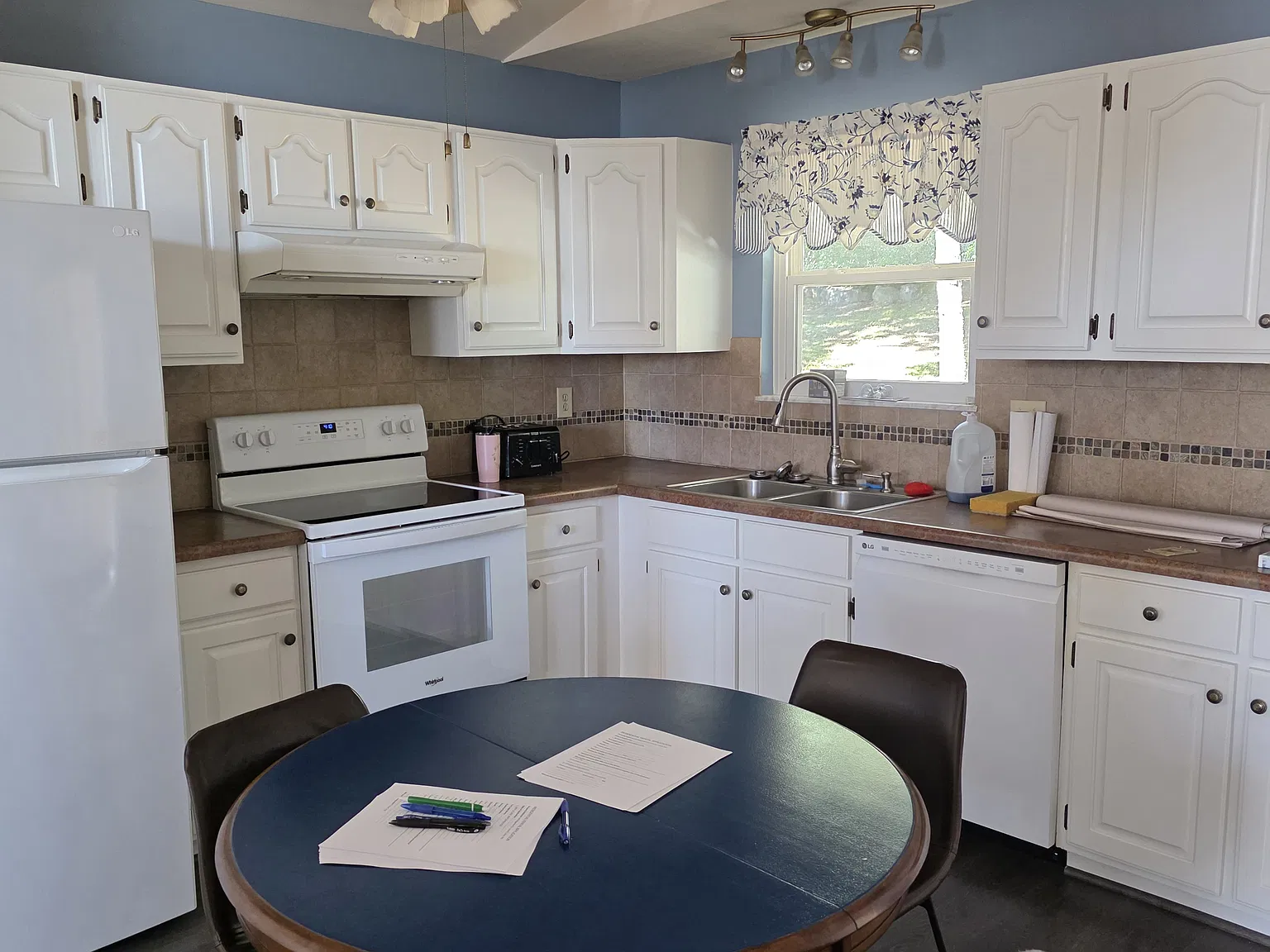 3 bed, 1277 sqft, $2,350 — Photo 2