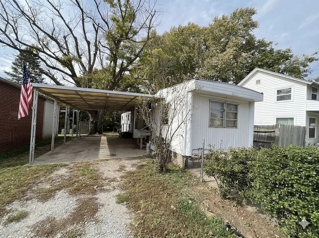 2 bed, 720 sqft, $755 — Photo 1