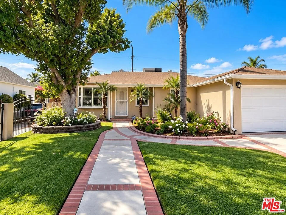 3 bed, 2.0 bath, 1358 sqft, $4,695 — Photo 3