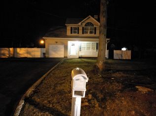 11 Madison St, Mastic, NY 11950