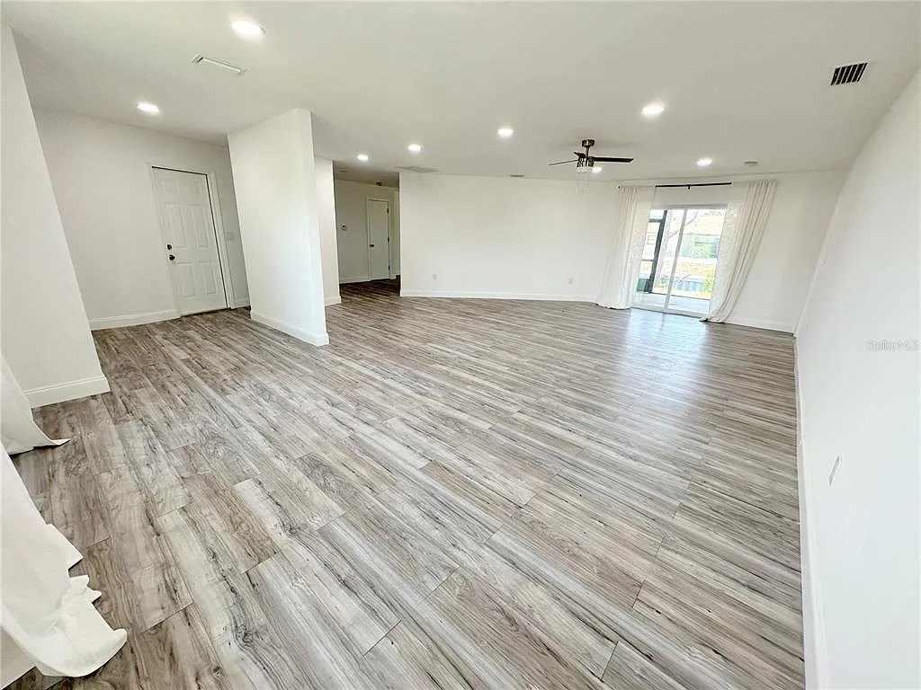 3 bed, 2.0 bath, 1838 sqft, $2,400 — Photo 3