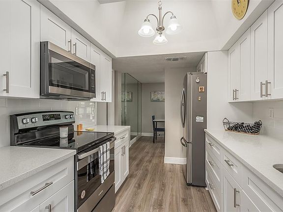 3rd image of 8906 Catalina Dr