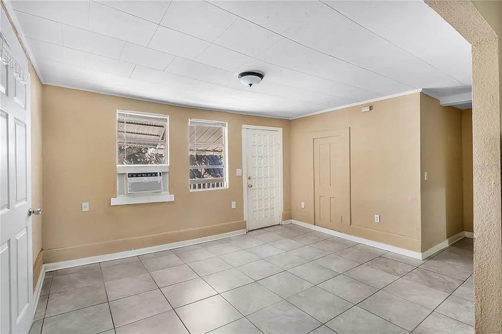 2 bed, 1.0 bath, 700 sqft, $1,300 — Photo 4
