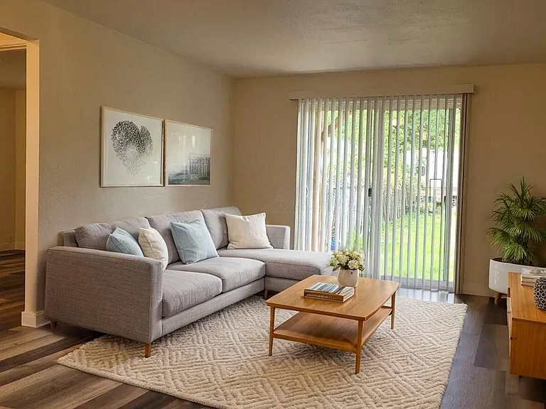 624 NE Housley Ave #3 — Photo 1