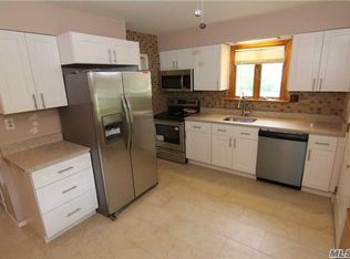 3 Pearl St, Holbrook, NY 11741
