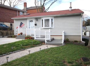 24 Duer Ln, Staten Island, NY 10301