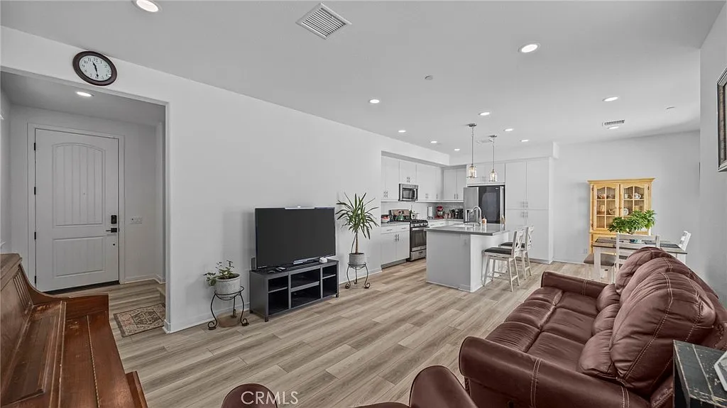 4 bed, 1549 sqft, $3,895 — Photo 4