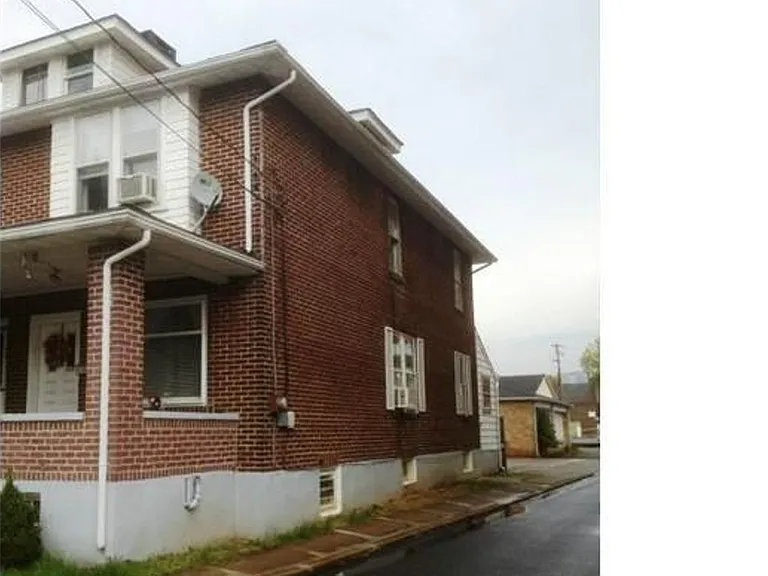 1320-1322 Chelsea Ave — Photo 2