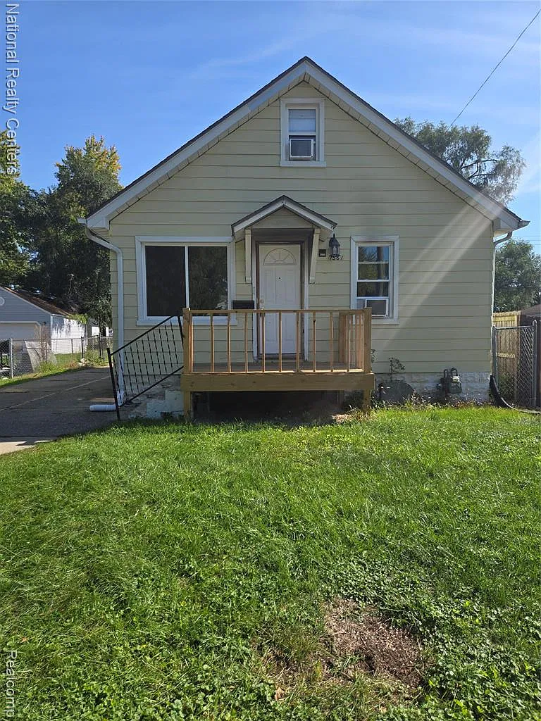 3 bed, 1.0 bath, 836 sqft, $1,200 — Photo 1