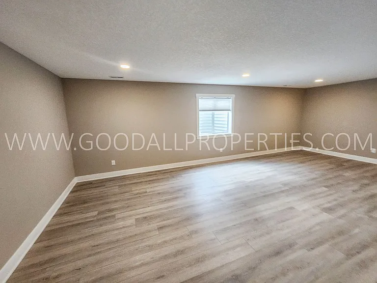 650 NW Rosemont Dr — Photo 11