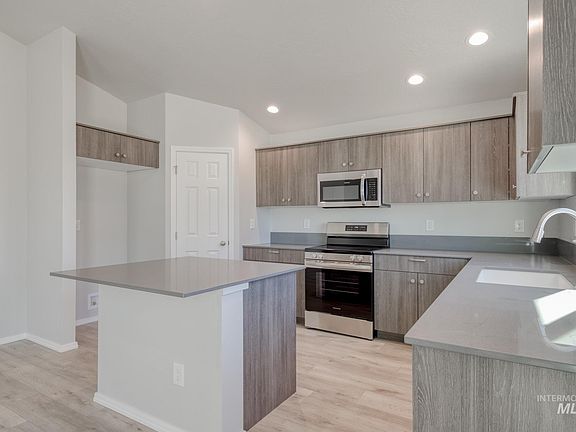 3rd image of 315 Crystal Rock Ave