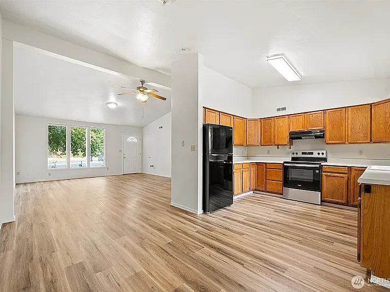 1695 Ruth St — Photo 4