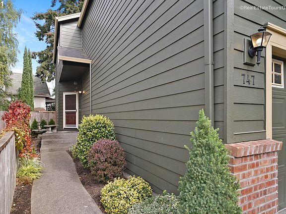 5th image of 747 NW Forest Creek Dr