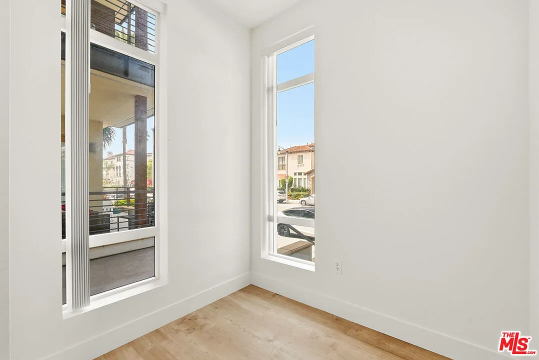 2 bed, 2.0 bath, 970 sqft, $4,950 — Photo 3