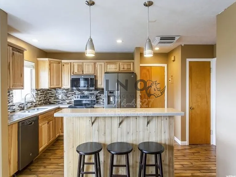 615 E Grand St #3 — Photo 3