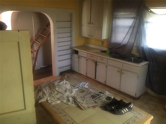 3rd image of 1332 E Jefferson Ave