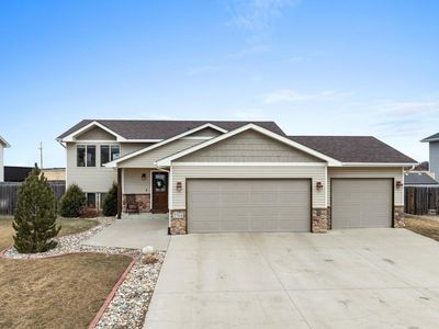2704 Heritage Dr, Minot, ND, 58703