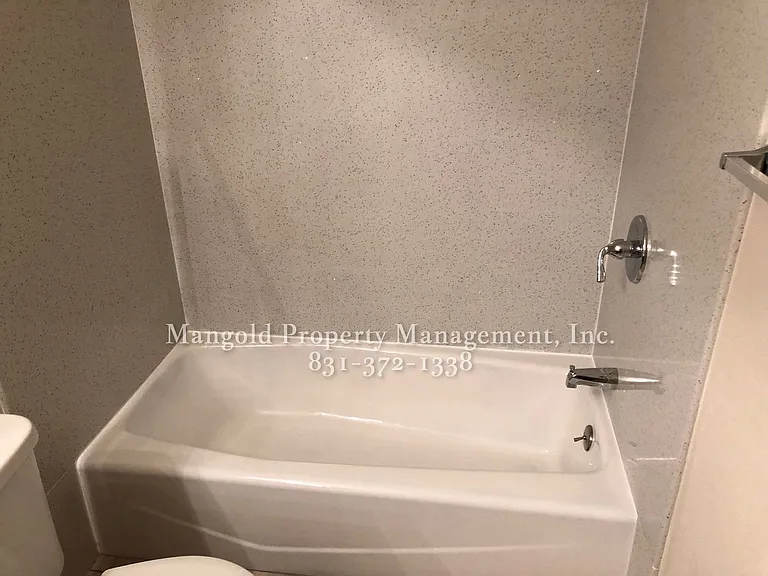 Huckleberry Hill Apartments — Photo 27