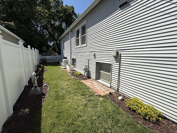 5th image of 2423 Pine St