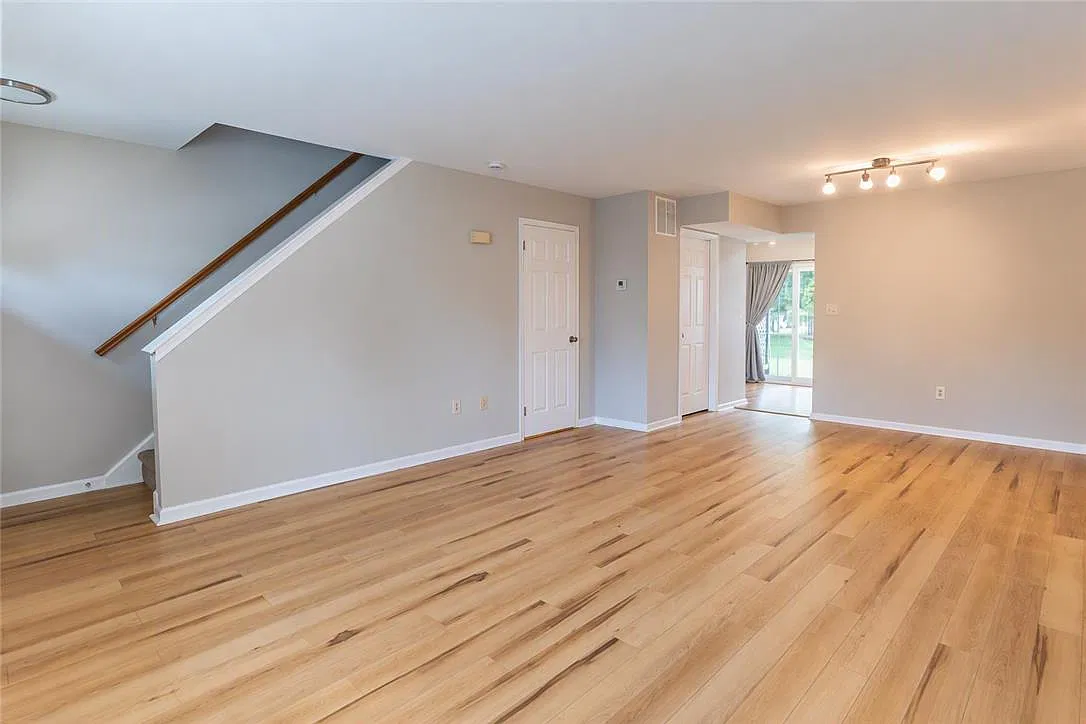 3 bed, 1.5 bath, 1252 sqft, $2,000 — Photo 3