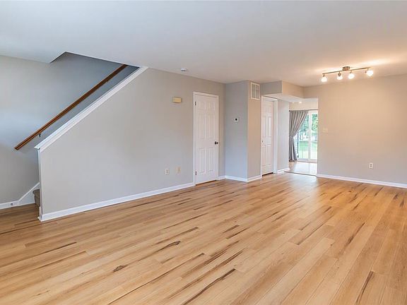 3rd image of 104 Empire Ct