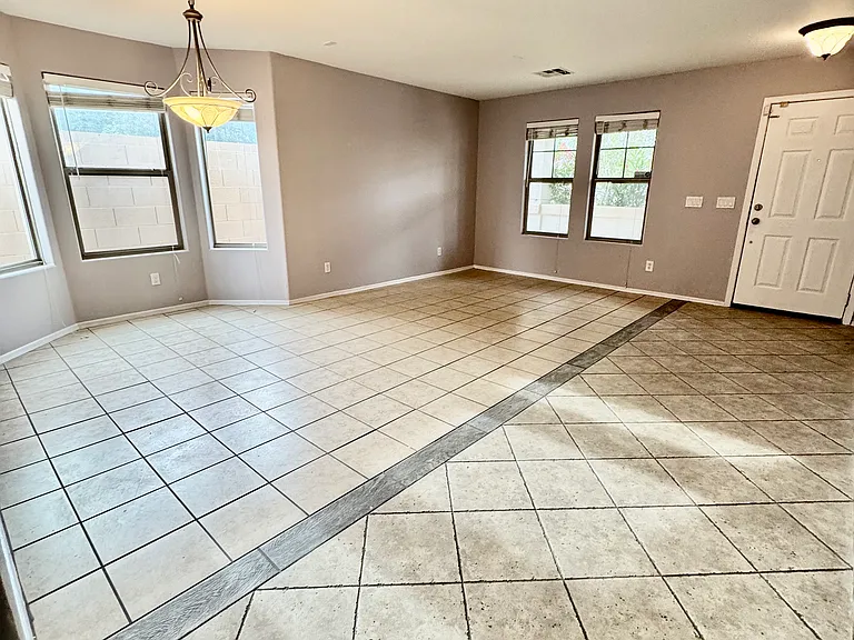 10502 W Edgemont Dr — Photo 2