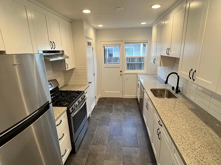 900 University Dr #2 — Photo 2