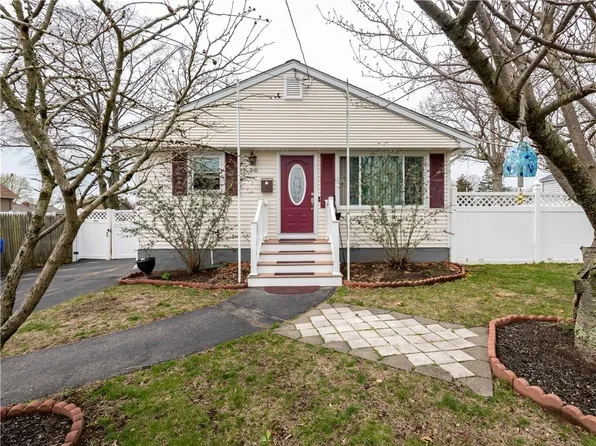 70 Somerset Ave E, Riverside, RI 02915