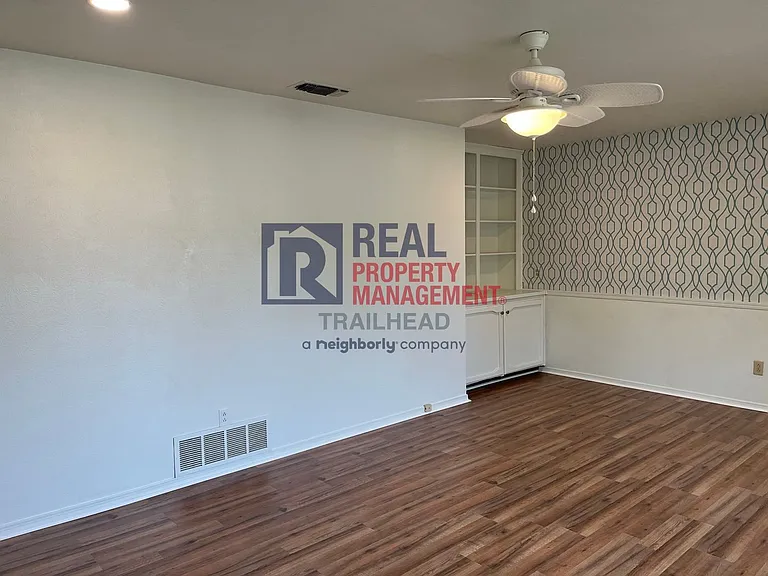 6400 Espana Dr — Photo 5