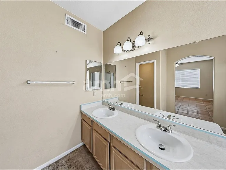 1513 W Islington Ave — Photo 10