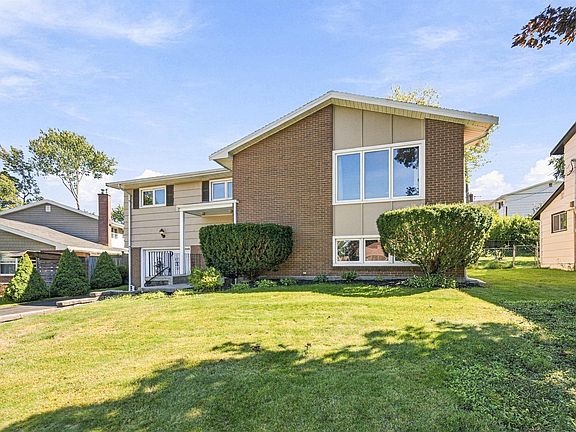 2nd image of 18 Northcliffe Ln