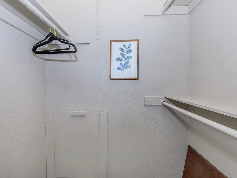 Huntington Hollow Apartments — Photo 23